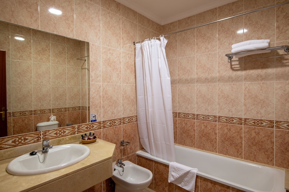 Habitación doble con balcón francés del hotel Marte. Foto 4