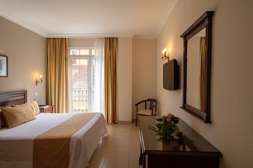 Habitación doble con balcón francés del hotel Marte. Foto 5