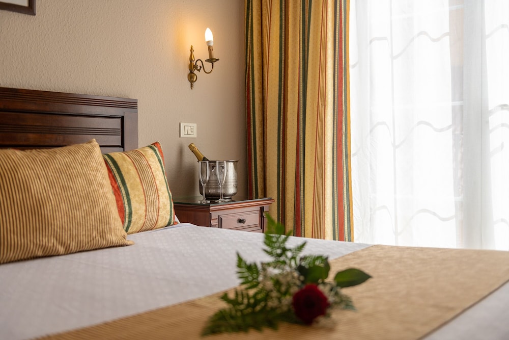 Habitación doble con balcón francés del hotel Marte. Foto 6