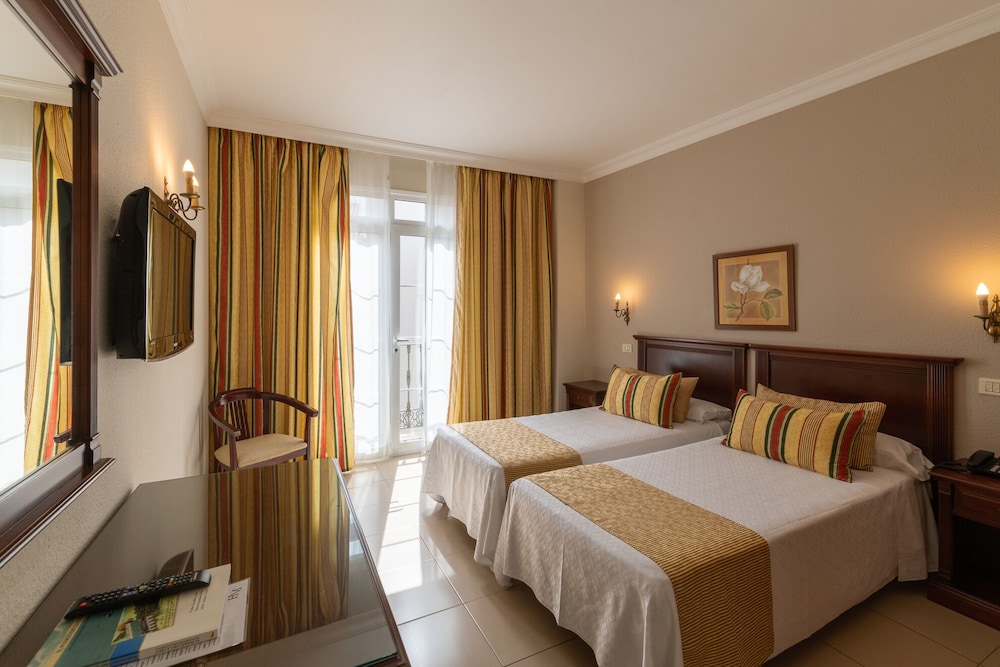 Habitación doble con balcón francés del hotel Marte. Foto 7