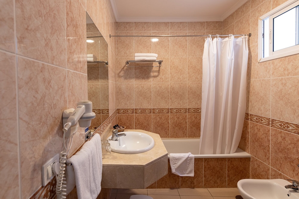 Habitación doble con balcón francés del hotel Marte. Foto 9