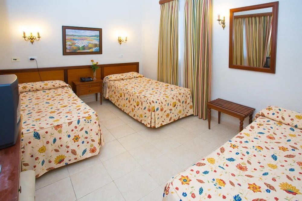 Habitación triple 3 camas individuales del hotel Marte. Foto 1