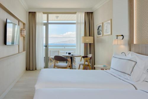 Habitación Familiar Superior con vistas frontales al mar del hotel Meliá Costa Atlantis Tenerife. Foto 3