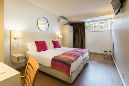 Habitación Doble sin balcón - 2 camas del hotel Londres Estoril. Foto 3