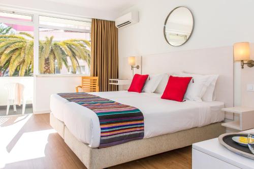 Habitación Doble con balcón - 2 camas del hotel Londres Estoril. Foto 3