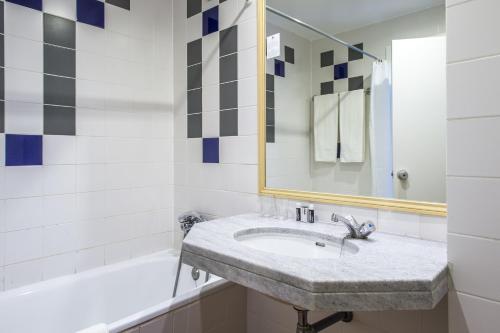Habitación Doble con balcón - 2 camas del hotel Londres Estoril. Foto 6