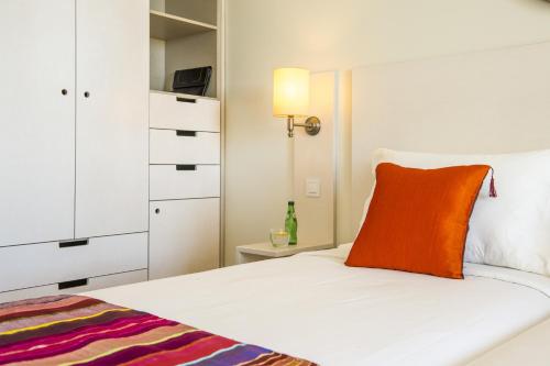 Habitación Doble con 2 camas individuales, cama supletoria y balcón del hotel Londres Estoril
