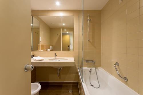 Habitación Doble con 2 camas individuales, cama supletoria y balcón del hotel Londres Estoril. Foto 2
