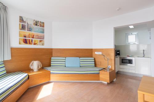 Habitación Doble Deluxe con balcón del hotel Apartamentos Terrazamar. Foto 1