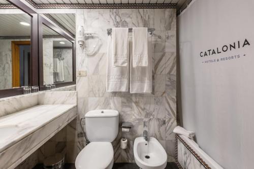 Habitación Triple (3 adultos) del hotel Catalonia Las Vegas - Adults Only. Foto 3