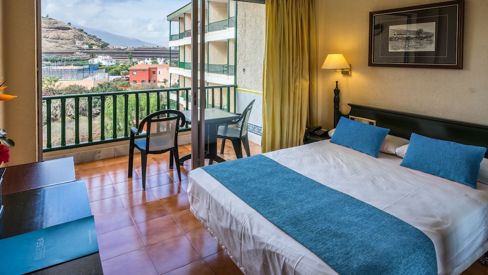 Double Room Teide View (2 or 3 Adults) del hotel BLUESEA Costa Jardin and Spa