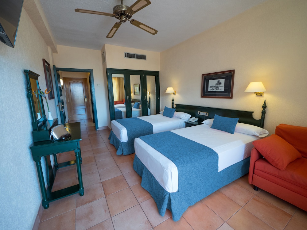 Double Room Teide View (2 or 3 Adults) del hotel BLUESEA Costa Jardin and Spa. Foto 1