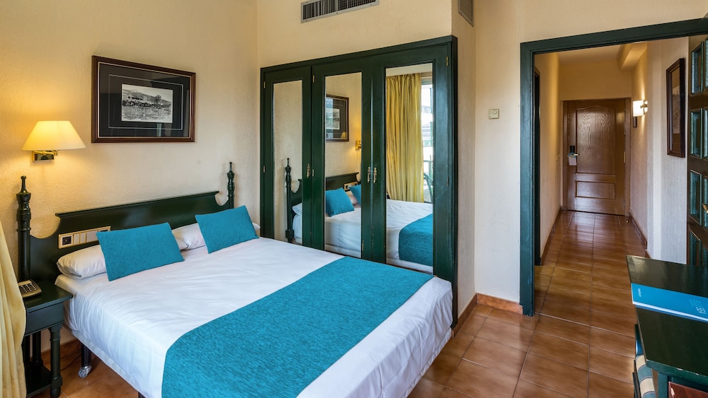 Double Room Teide View (2 or 3 Adults) del hotel BLUESEA Costa Jardin and Spa. Foto 2
