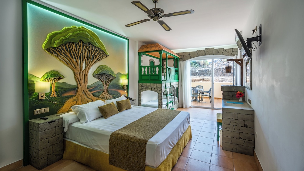 Habitación doble (Themed 2 Adults + 1 Child) del hotel BLUESEA Costa Jardin and Spa