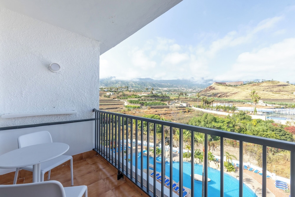 Double Room Teide View (2 or 3 Adults) del hotel BLUESEA Costa Jardin and Spa. Foto 2