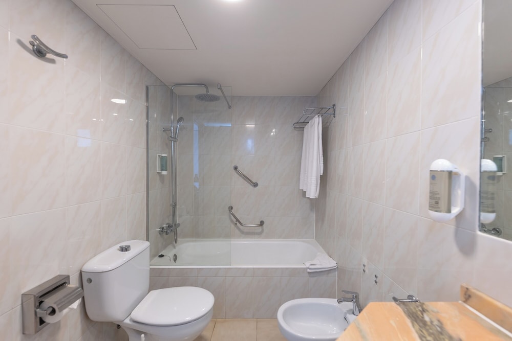 Double Room Teide View (2 or 3 Adults) del hotel BLUESEA Costa Jardin and Spa. Foto 3