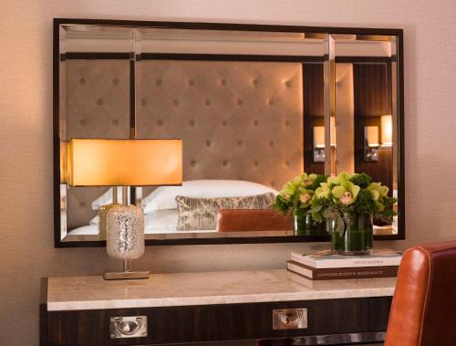 Habitación con vistas y cama extragrande del hotel West House New York. Foto 3