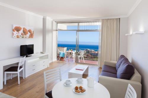 Apartamento Balcón o Terraza 1 habitación Sofá Cama incluido 2 Camas individuales del hotel Parque Vacacional Eden. Foto 1