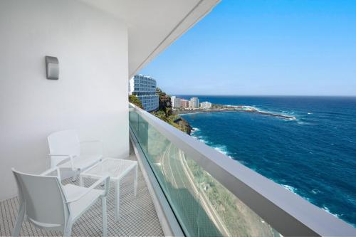Habitación doble Vista Mar Balcón o Terraza Superior 1 Cama king del hotel Best Semiramis. Foto 4