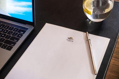 Double or Twin Room del hotel Adonis Plaza. Foto 1