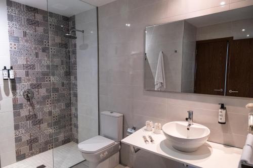 Double or Twin Room del hotel Adonis Plaza. Foto 6