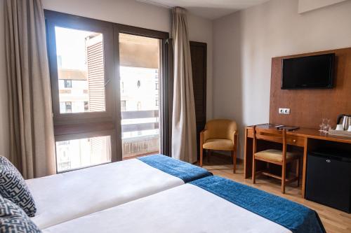 Exterior Double or Twin Room with Balcony del hotel Adonis Plaza. Foto 7
