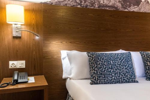 Exterior Double or Twin Room with Balcony del hotel Adonis Plaza. Foto 12