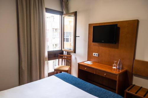 Exterior Double or Twin Room with City View del hotel Adonis Plaza. Foto 5