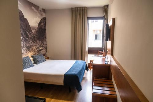 Exterior Double or Twin Room with City View del hotel Adonis Plaza. Foto 6