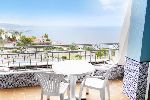 Apartamento de 1 dormitorio con vistas al jardín, a la piscina o al mar del hotel Coral La Quinta Park Suites. Foto 2