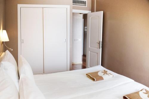 Apartamento de 1 dormitorio con vistas al jardín, a la piscina o al mar del hotel Coral La Quinta Park Suites. Foto 5