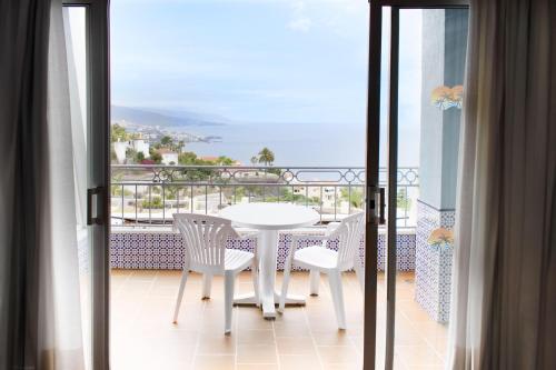 Apartamento de 1 dormitorio con vistas al jardín, a la piscina o al mar del hotel Coral La Quinta Park Suites. Foto 7