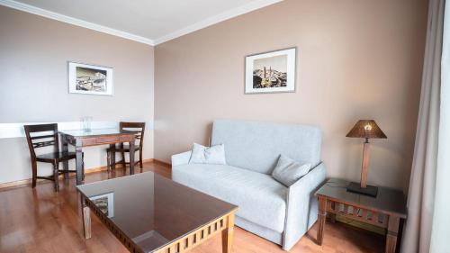 Apartamento de 1 dormitorio con vistas al jardín, a la piscina o al mar del hotel Coral La Quinta Park Suites. Foto 14