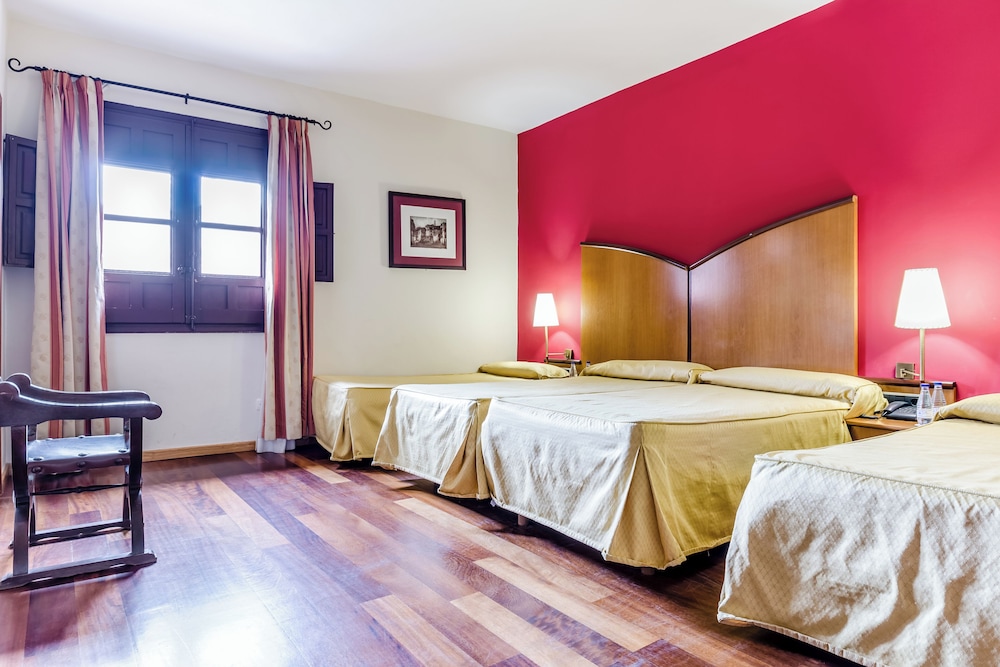 Habitación cuádruple (2 extra beds) del hotel ALBARRACIN. Foto 1