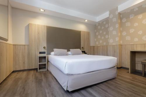Habitación Doble - 1 cama grande del hotel Civera. Foto 1