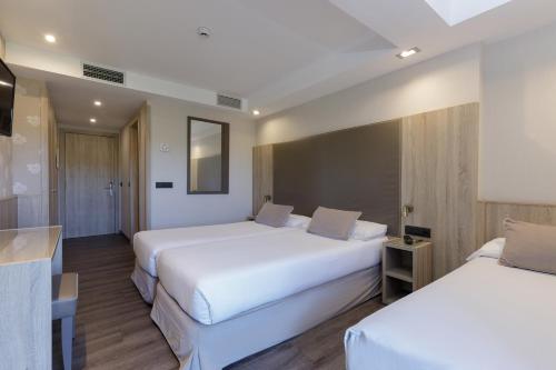 Habitación Triple del hotel Civera. Foto 1