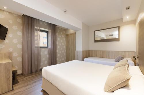 Habitación Triple con cama doble del hotel Civera. Foto 1