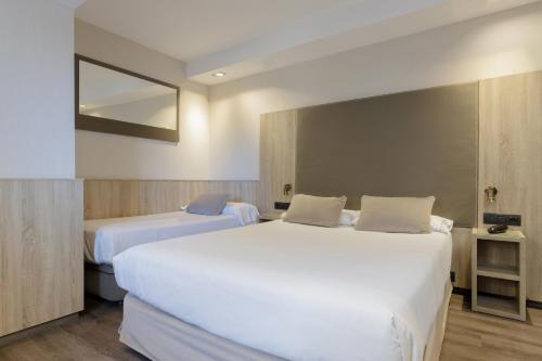 Habitación Triple con cama doble del hotel Civera. Foto 2
