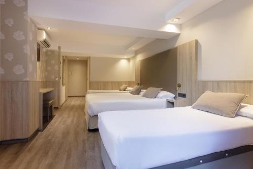 Habitación cuádruple del hotel Civera. Foto 1