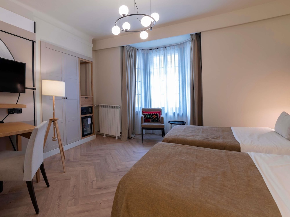 Habitación superior con 2 camas individuales del hotel Mercure Belgrade Excelsior. Foto 12