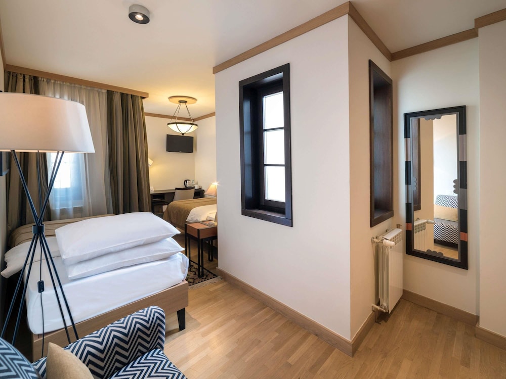 Habitación superior con 2 camas individuales del hotel Mercure Belgrade Excelsior. Foto 17