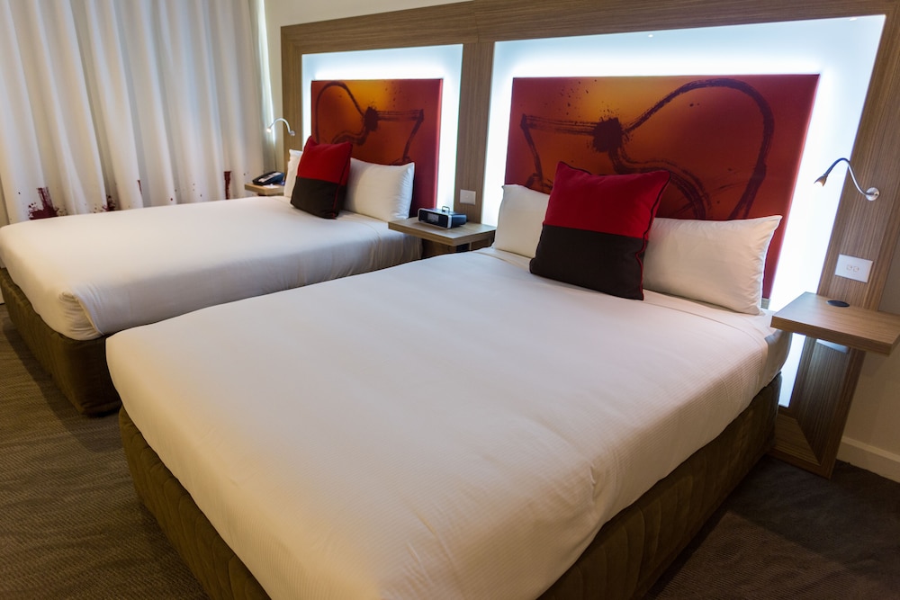 Habitación estándar con dos camas individuales del hotel Novotel Sydney West Hq. Foto 1