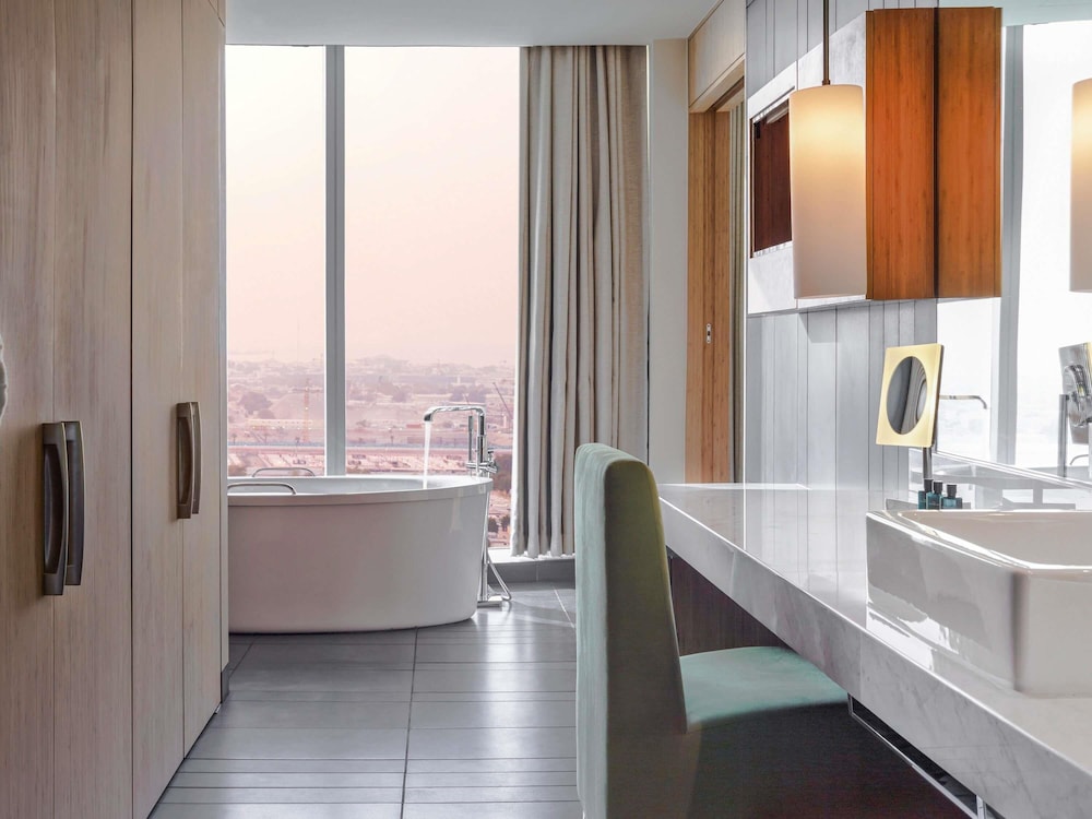 Suite Opera, 1 cama de matrimonio grande, Acceso al salón del club, Vista a la costa del hotel Sofitel Dubai Downtown. Foto 1