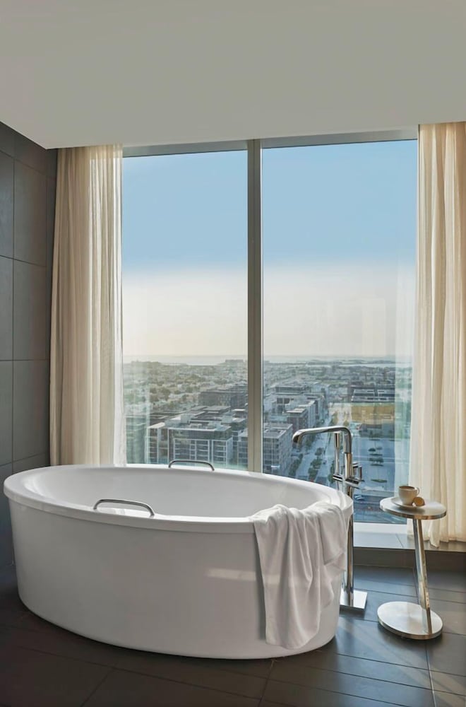 Suite Opera, 1 cama de matrimonio grande, Acceso al salón del club, Vista a la costa del hotel Sofitel Dubai Downtown. Foto 7