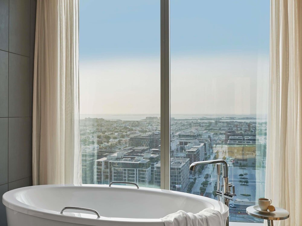 Suite Opera, 1 cama de matrimonio grande, Acceso al salón del club, Vista a la costa del hotel Sofitel Dubai Downtown. Foto 10