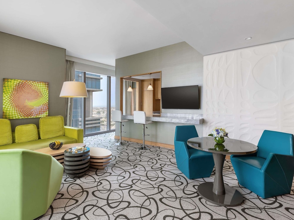Suite céntrica de dos dormitorios, 1 cama doble y 2 camas individuales del hotel Sofitel Dubai Downtown. Foto 4