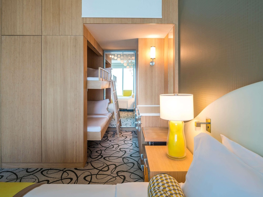 Habitación de lujo para niños/familia, 1 cama de matrimonio grande y 2 literas del hotel Sofitel Dubai Downtown. Foto 1