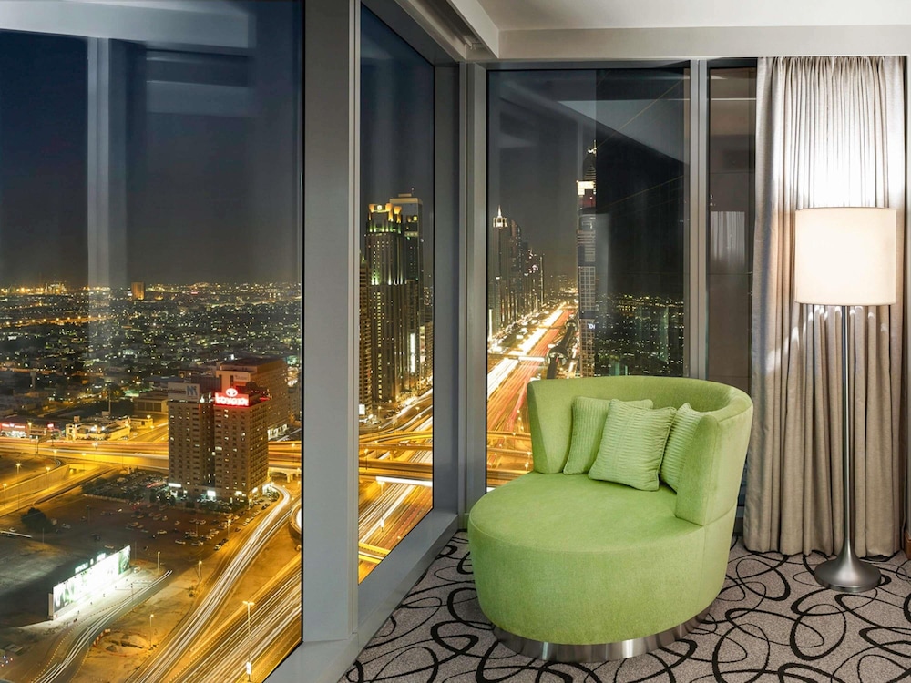 Habitación de lujo para niños/familia, 1 cama de matrimonio grande y 2 literas del hotel Sofitel Dubai Downtown. Foto 3