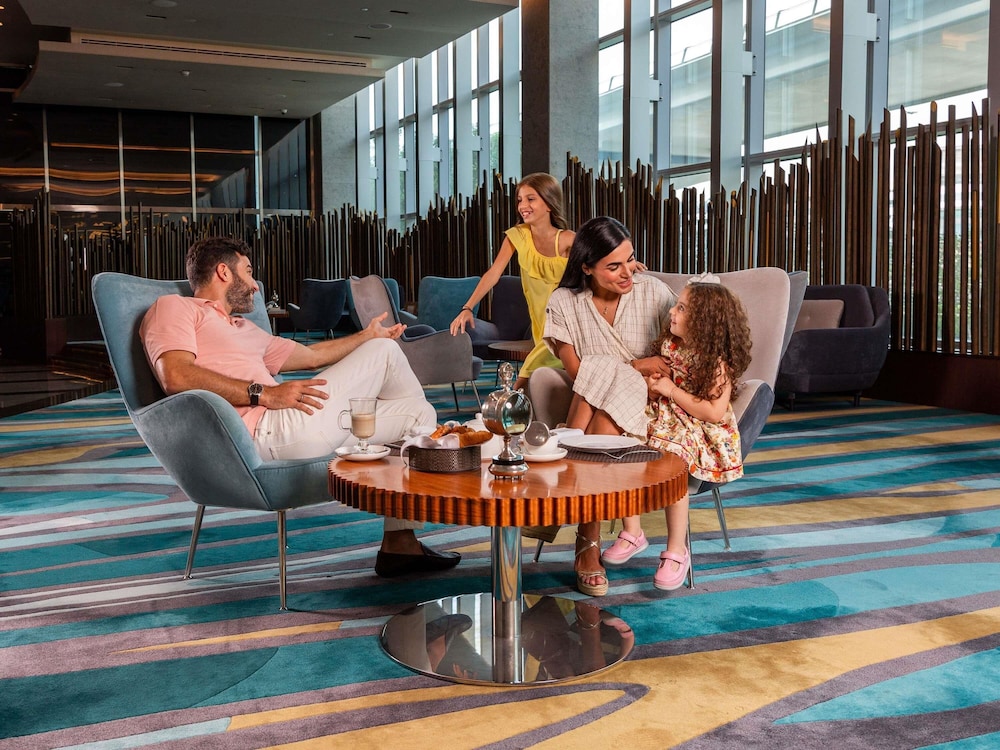 Habitación de lujo para niños/familia, 1 cama de matrimonio grande y 2 literas del hotel Sofitel Dubai Downtown. Foto 4