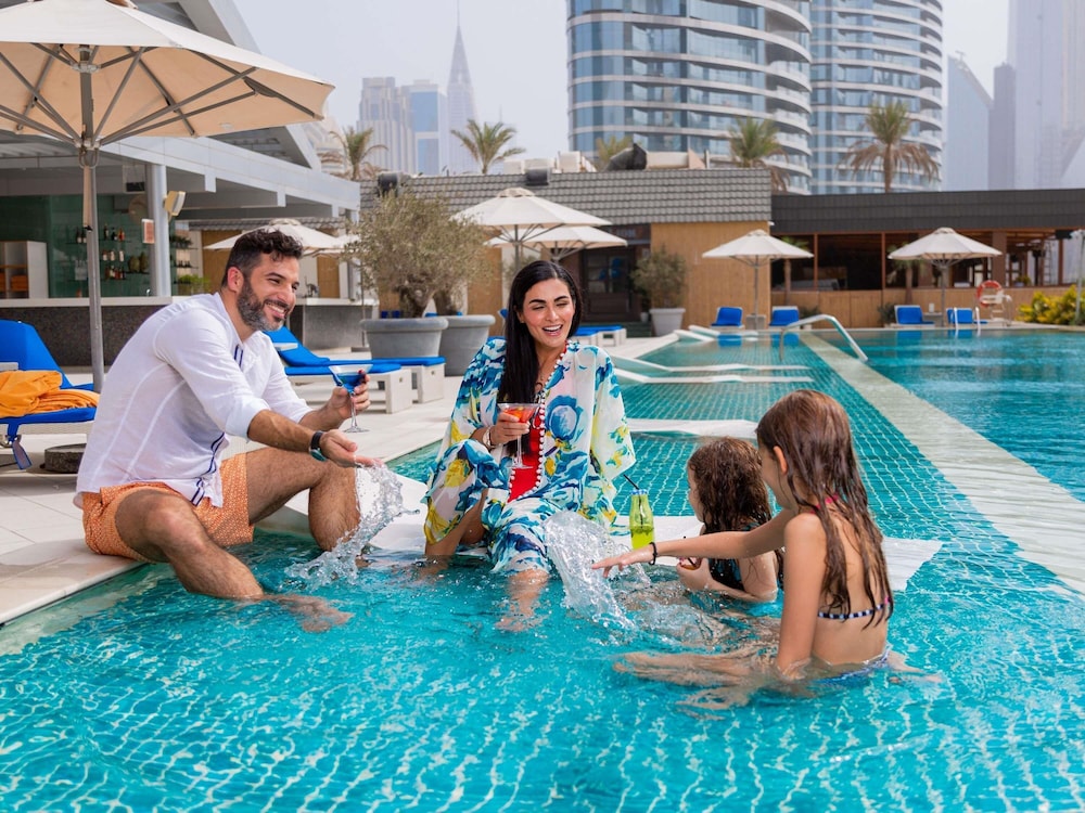 Habitación de lujo para niños/familia, 1 cama de matrimonio grande y 2 literas del hotel Sofitel Dubai Downtown. Foto 5
